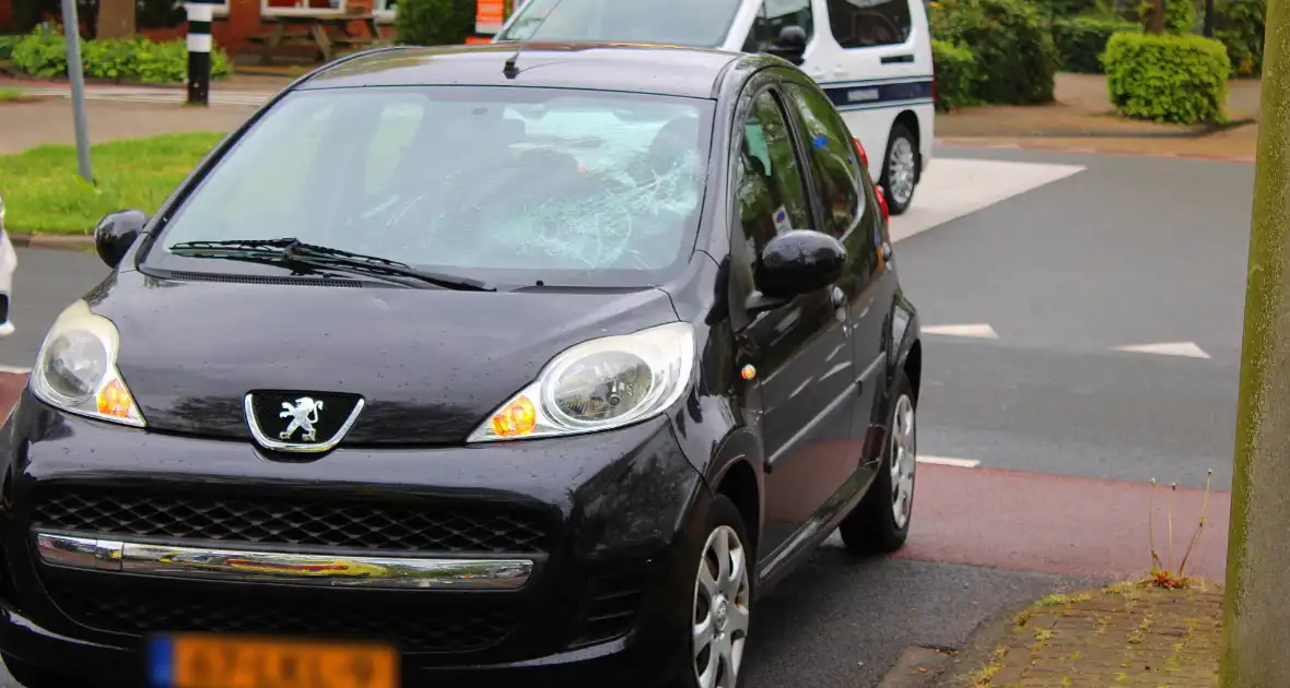 Fietser gewond en barst in ruit na botsing - Foto 6