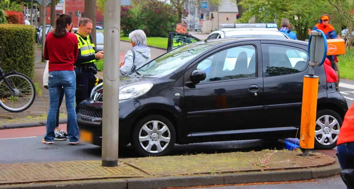 Fietser gewond en barst in ruit na botsing - Foto 7