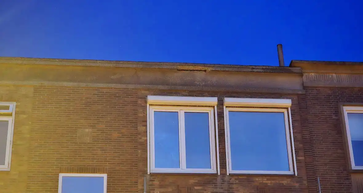 Brokstukken op stoep van gevel - Foto 1