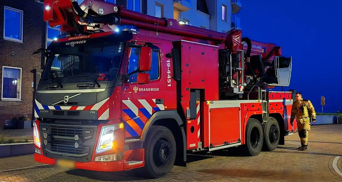 Brokstukken op stoep van gevel - Foto 10