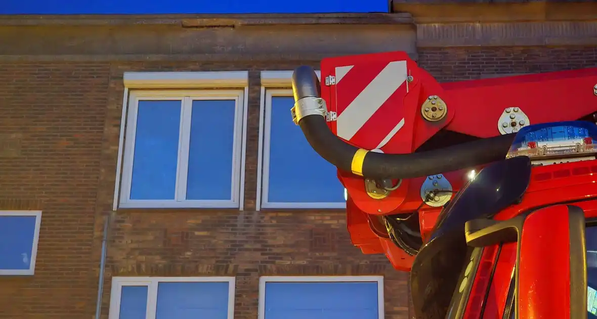 Brokstukken op stoep van gevel - Foto 2