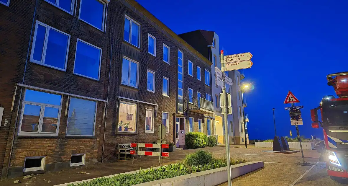 Brokstukken op stoep van gevel - Foto 3