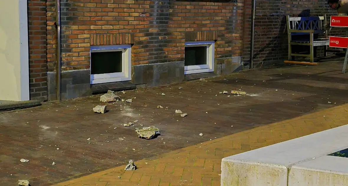 Brokstukken op stoep van gevel - Foto 4