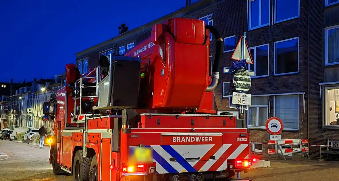 Brokstukken op stoep van gevel - Foto 5