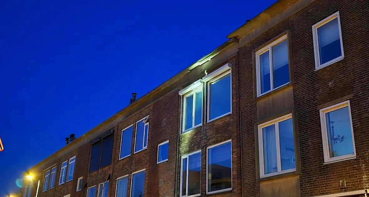 Brokstukken op stoep van gevel - Foto 6