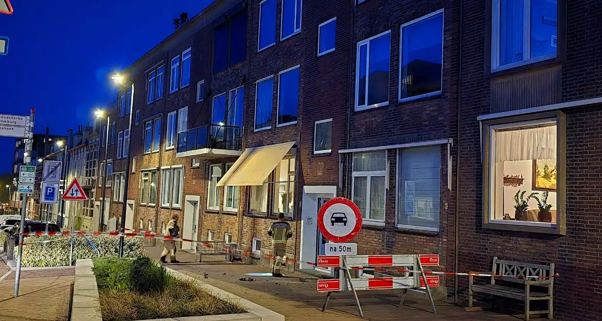 Brokstukken op stoep van gevel - Foto 7