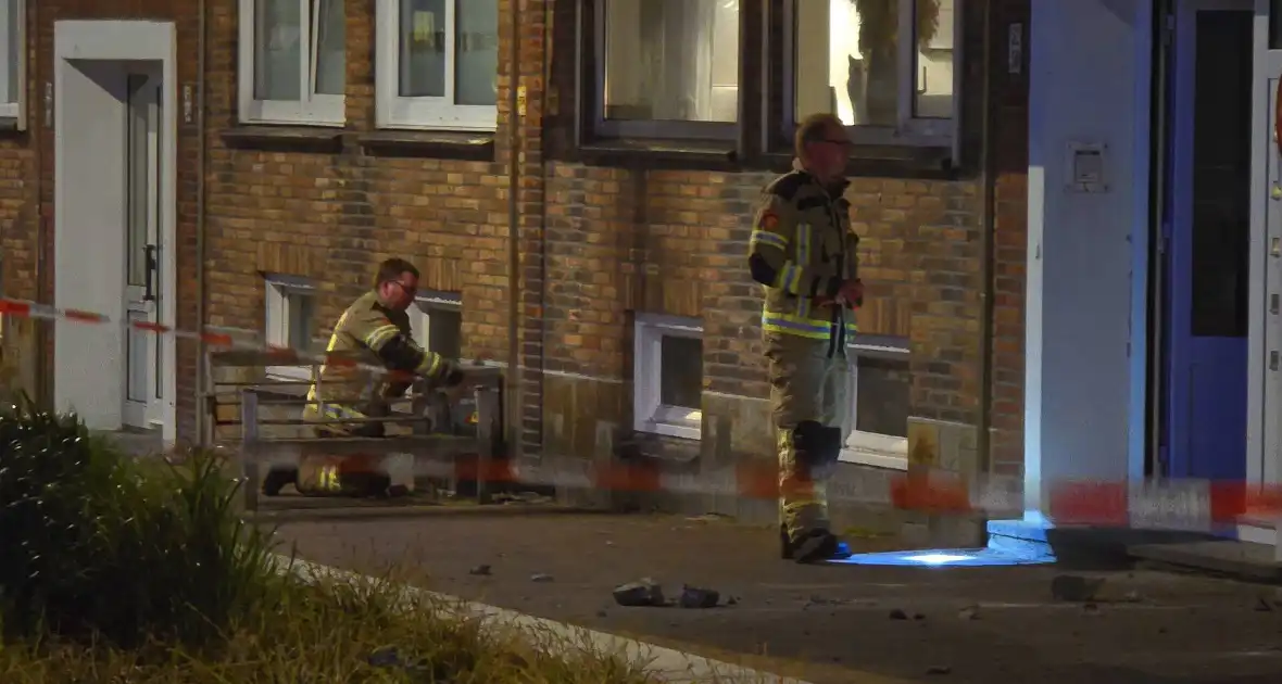 Brokstukken op stoep van gevel - Foto 8