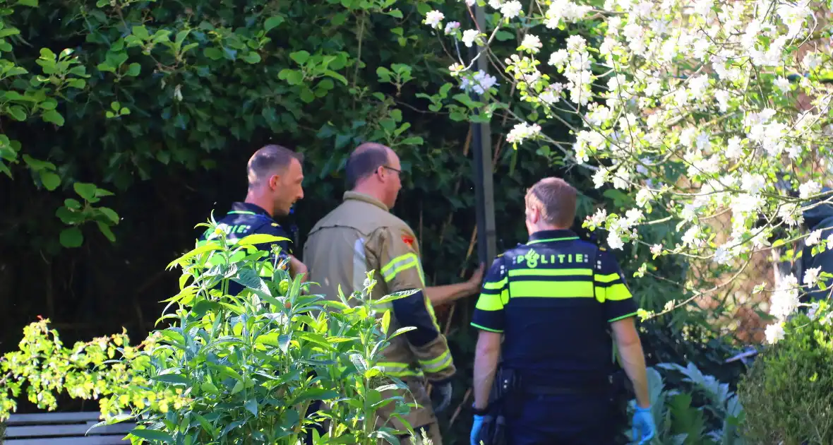 Man komt vast te zitten met voet in vlonder - Foto 4