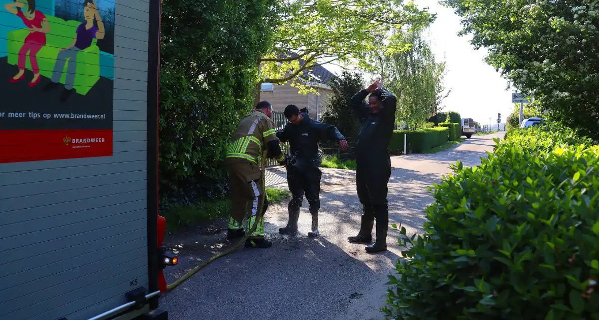 Man komt vast te zitten met voet in vlonder - Foto 5