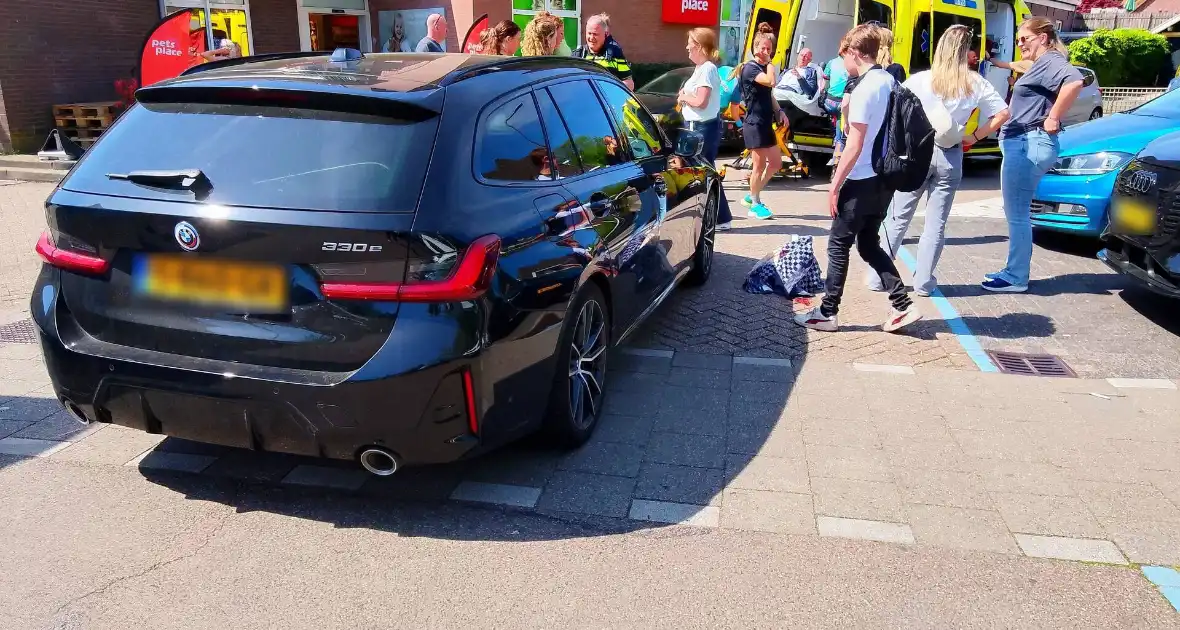 Auto en fietser botsen op parkeerplaats Albert Heijn