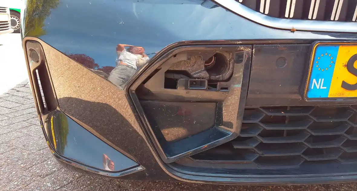 Auto en fietser botsen op parkeerplaats Albert Heijn - Foto 1