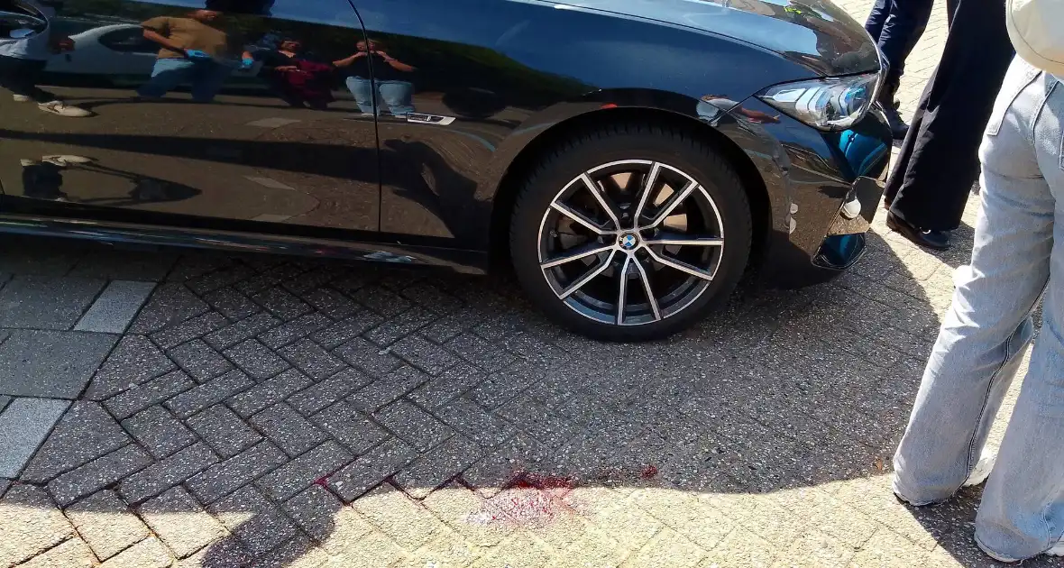 Auto en fietser botsen op parkeerplaats Albert Heijn - Foto 2