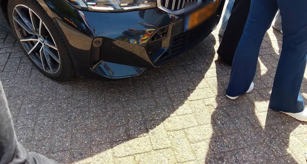 Auto en fietser botsen op parkeerplaats Albert Heijn - Foto 3