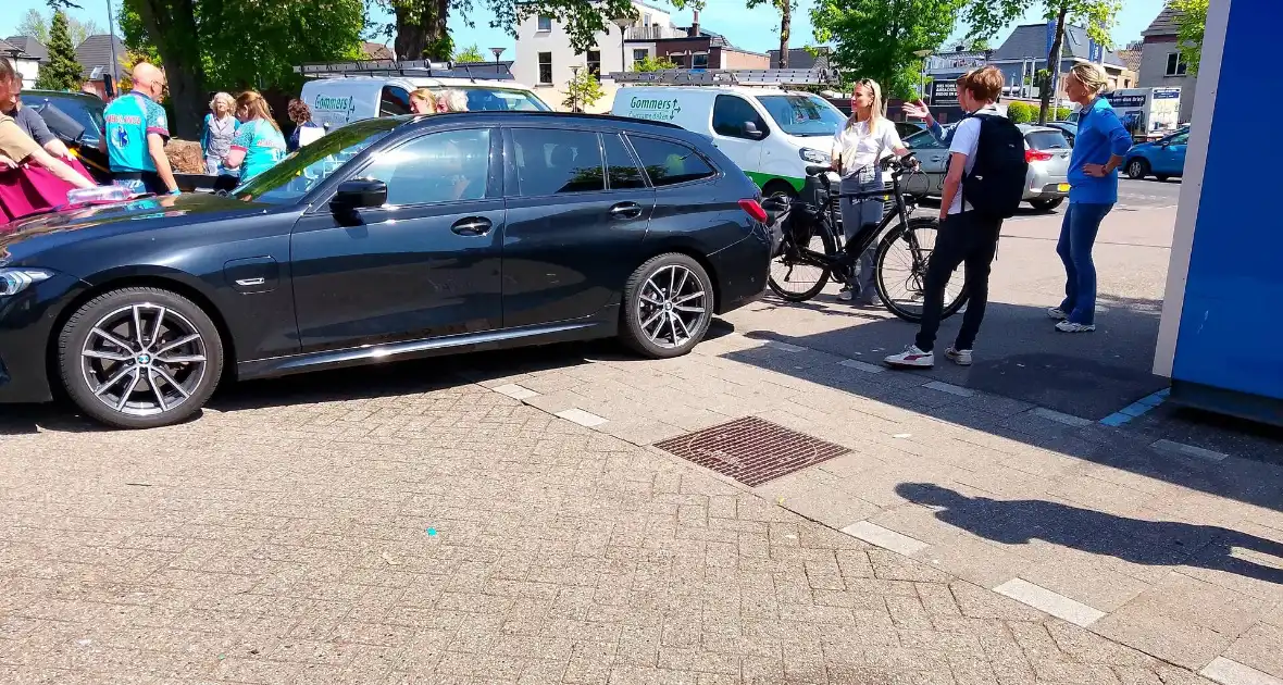 Auto en fietser botsen op parkeerplaats Albert Heijn - Foto 4