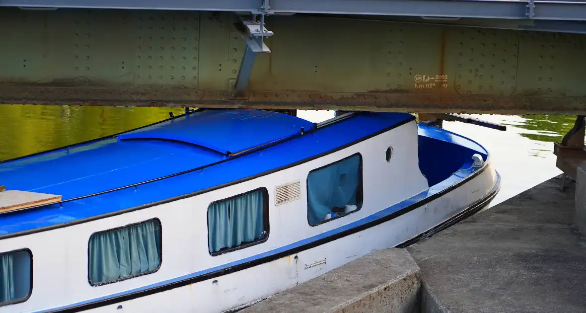 Boot ramt spoorbrug, trein verkeer gestremd