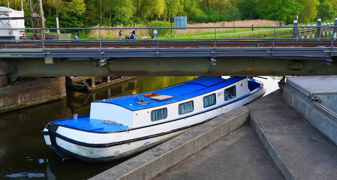 Boot ramt spoorbrug, trein verkeer gestremd - Foto 2