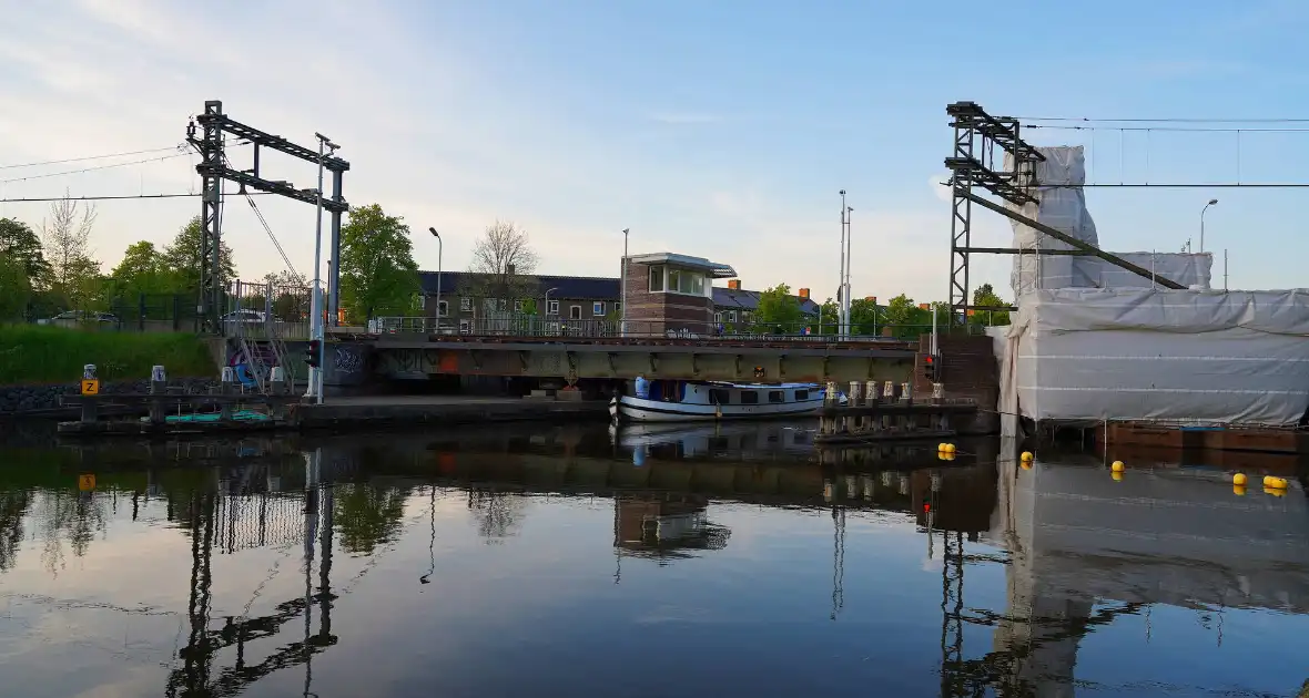 Boot ramt spoorbrug, trein verkeer gestremd - Foto 4
