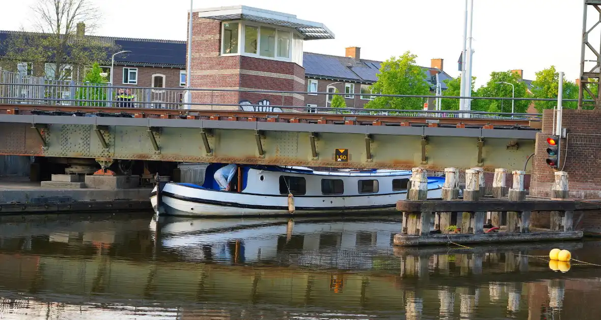 Boot ramt spoorbrug, trein verkeer gestremd - Foto 6