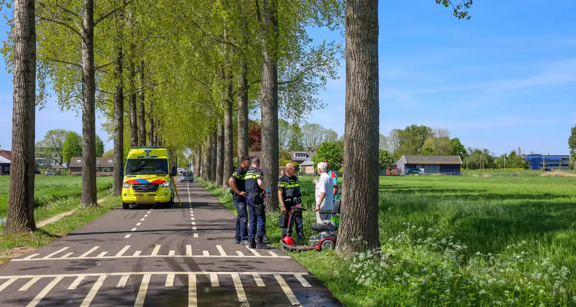 Scootmobiel belandt in sloot