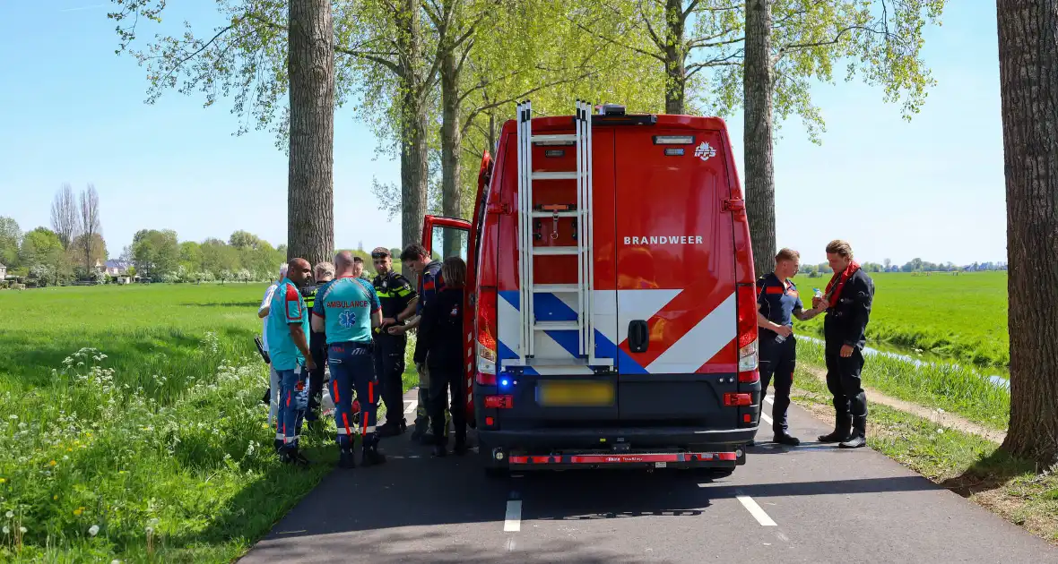 Scootmobiel belandt in sloot - Foto 1