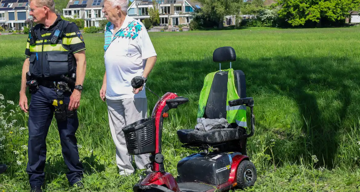 Scootmobiel belandt in sloot - Foto 2