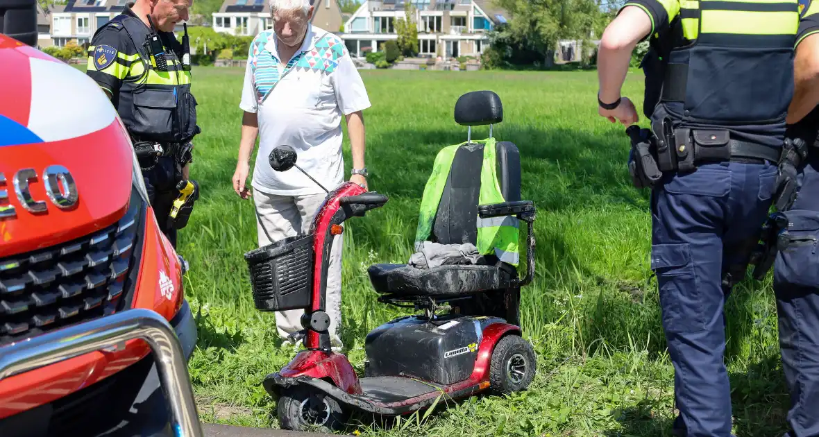 Scootmobiel belandt in sloot - Foto 4