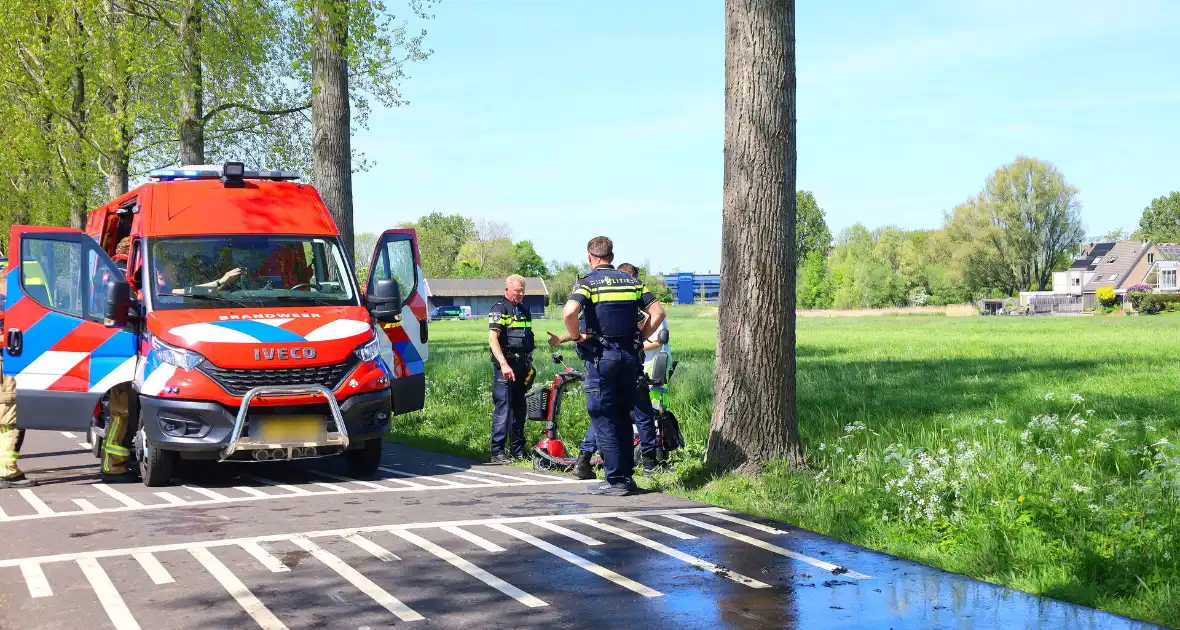 Scootmobiel belandt in sloot - Foto 5