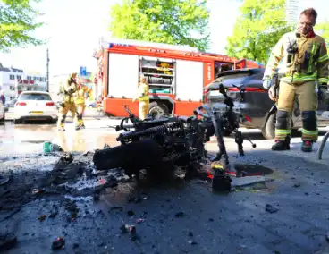 Dure fiets aangetast door brandende scooter