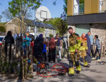 Brandweer bevrijdt kind dat vast zit