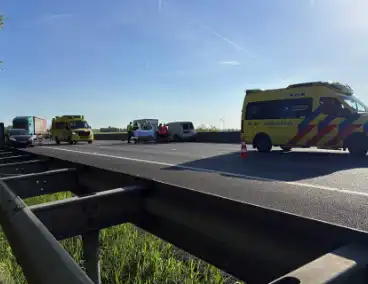 Meerdere voertuigen betrokken bij botsing op snelweg