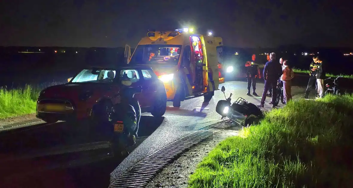 Scooter botst frontaal op auto