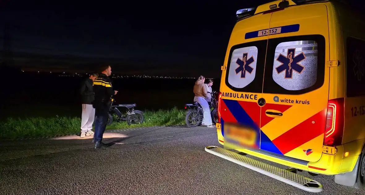 Scooter botst frontaal op auto - Foto 1