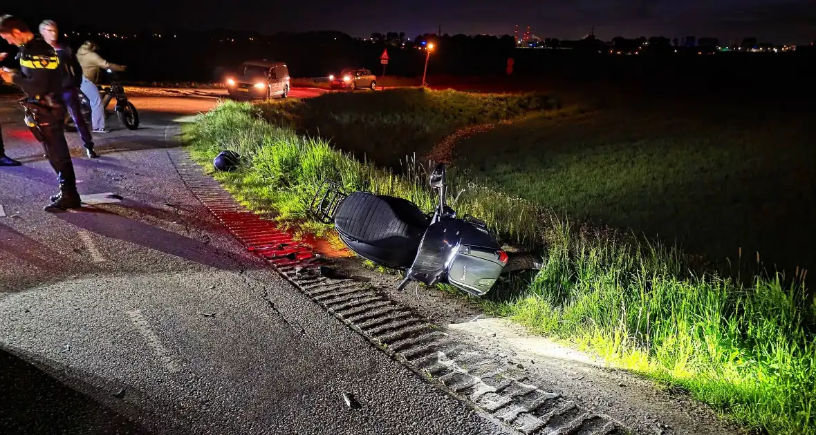 Scooter botst frontaal op auto - Foto 3