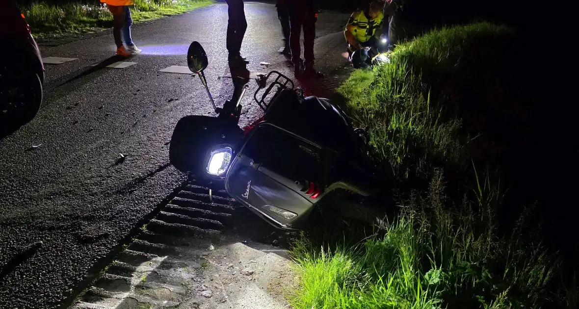 Scooter botst frontaal op auto - Foto 6