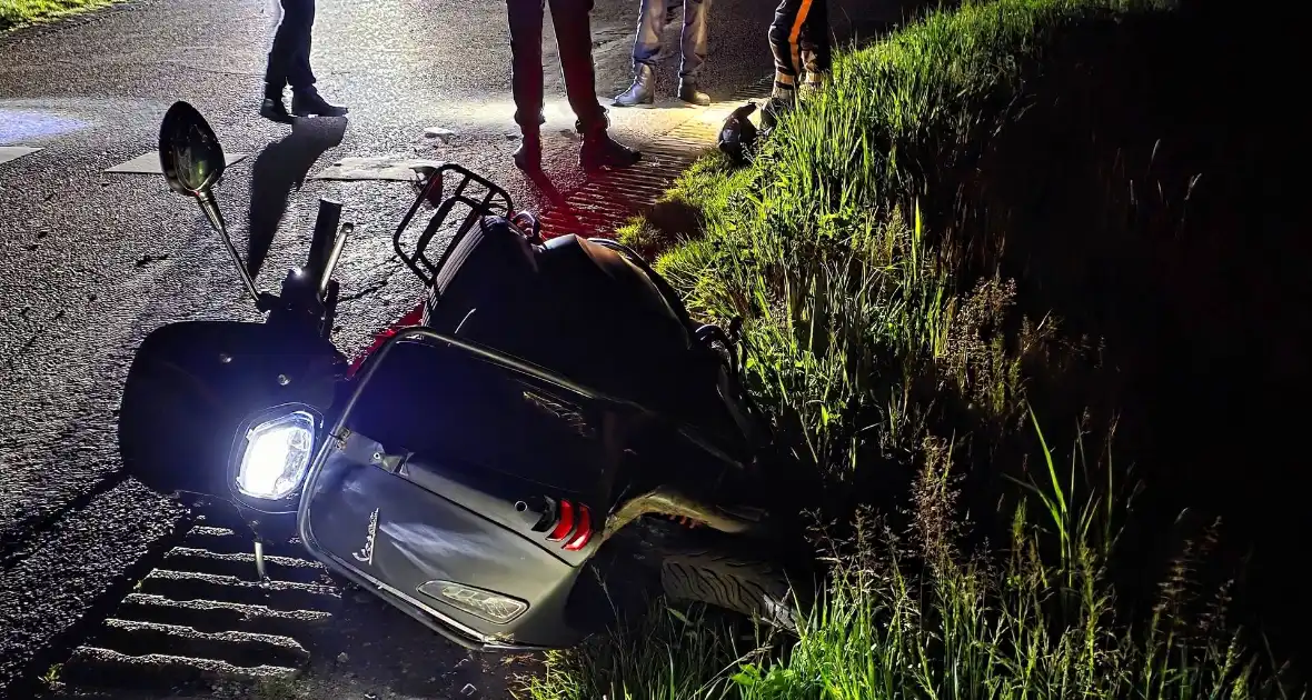 Scooter botst frontaal op auto - Foto 7