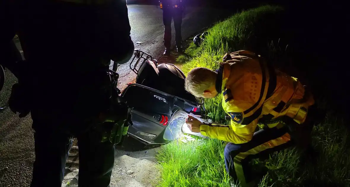 Scooter botst frontaal op auto - Foto 8