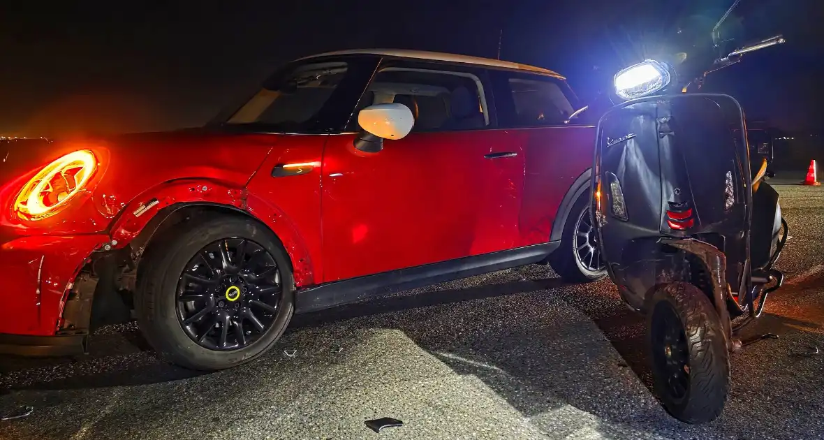 Scooter botst frontaal op auto - Foto 9