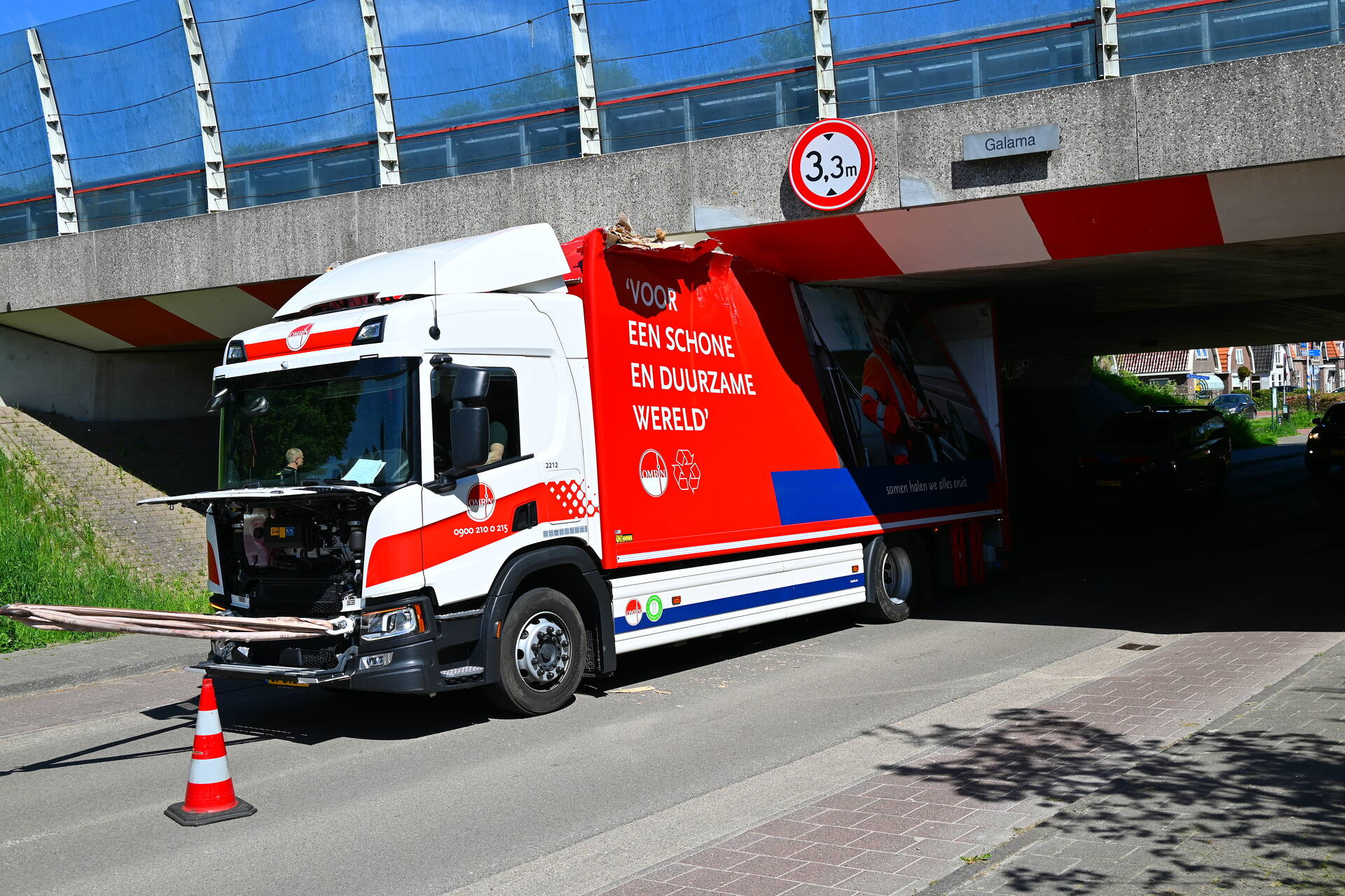 Veel schade nadat vrachtwagen klem raakt onder viaduct
