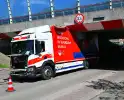 Veel schade nadat vrachtwagen klem raakt onder viaduct