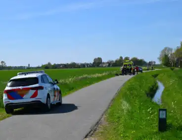 Twee fietsers komen hard ten val
