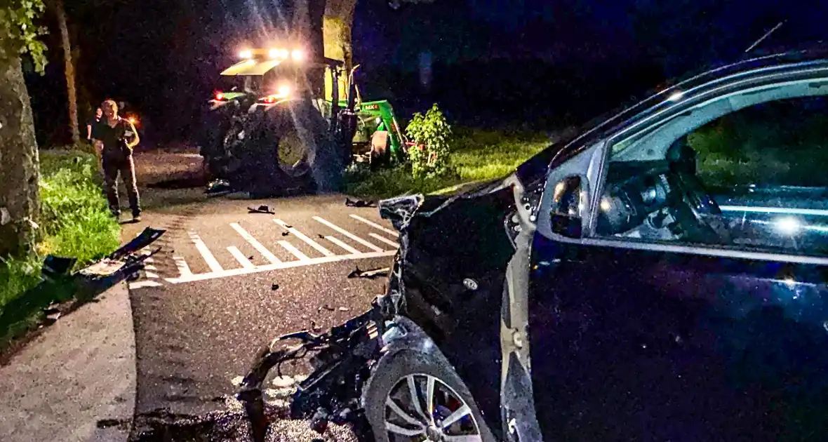 Tractor klapt tegen boom na forse aanrijding op kruising