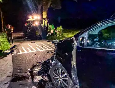 Tractor klapt tegen boom na forse aanrijding op kruising