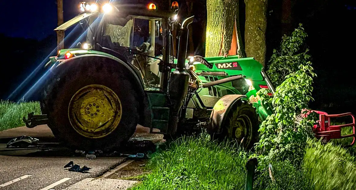 Tractor klapt tegen boom na forse aanrijding op kruising - Foto 2