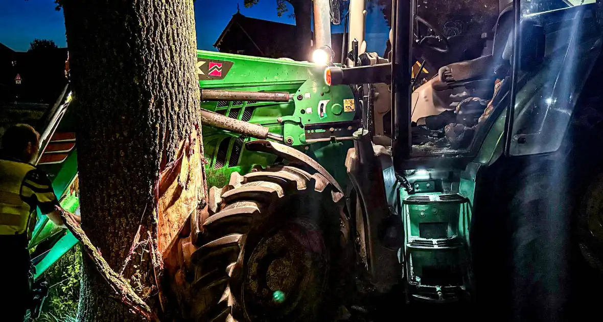 Tractor klapt tegen boom na forse aanrijding op kruising - Foto 3