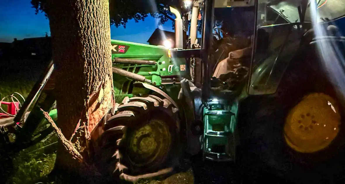 Tractor klapt tegen boom na forse aanrijding op kruising - Foto 4