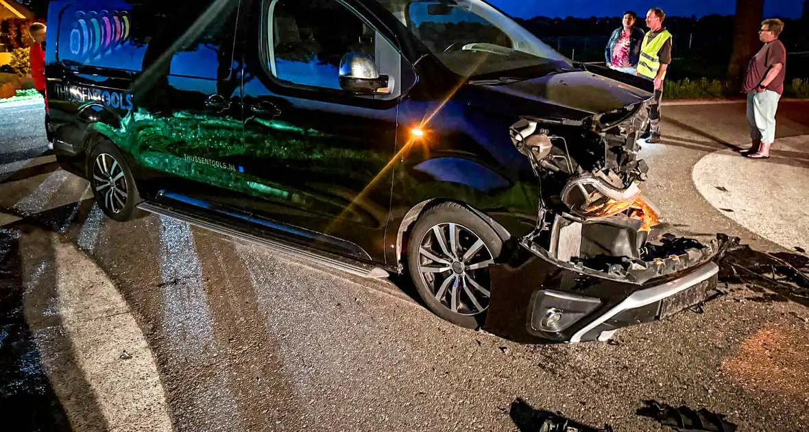 Tractor klapt tegen boom na forse aanrijding op kruising - Foto 5