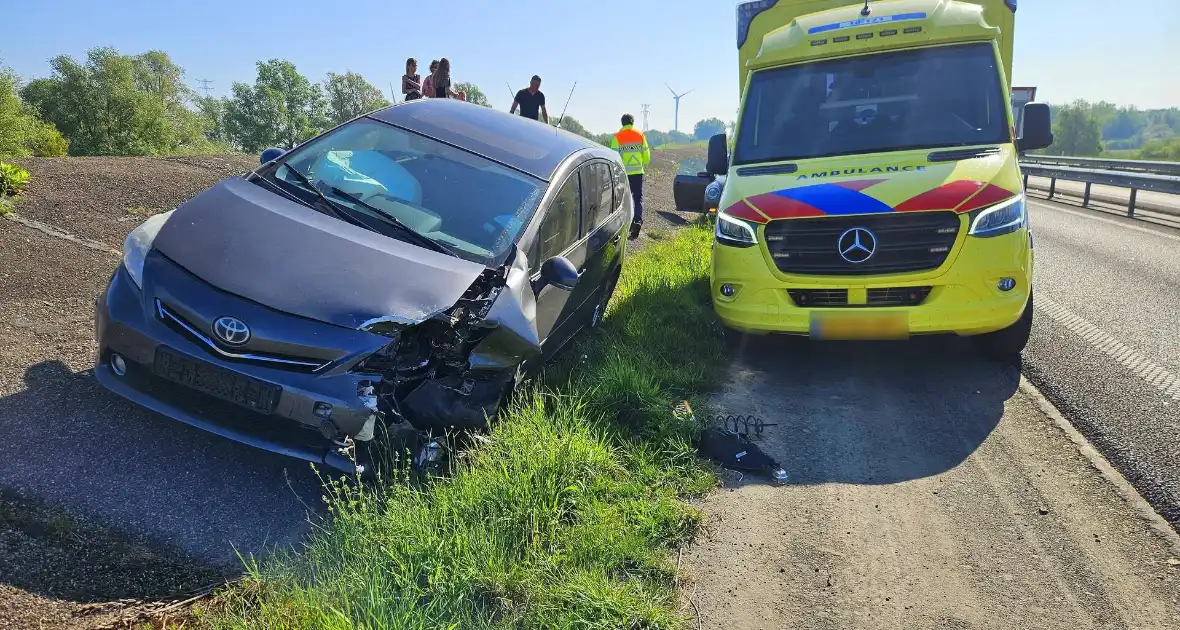 Voertuig geborgen na ongeval - Foto 1