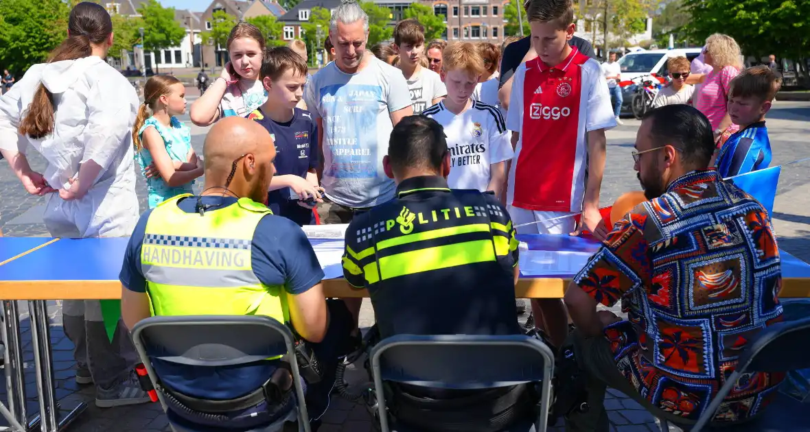 Tientallen jongeren op de vlucht voor politie
