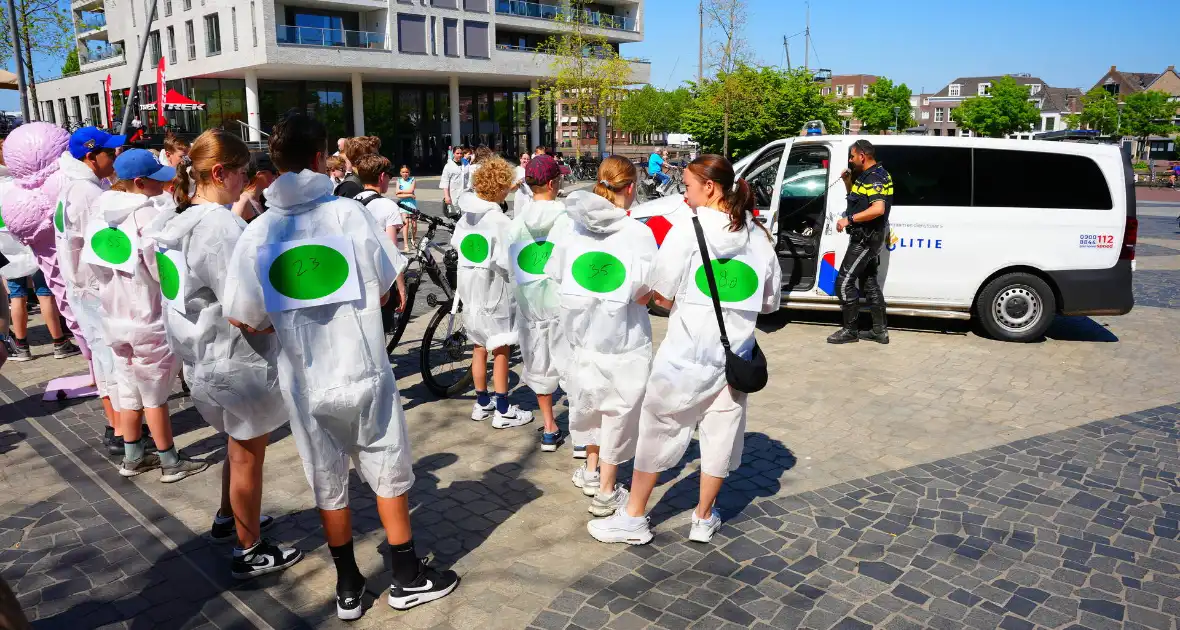 Tientallen jongeren op de vlucht voor politie - Foto 10