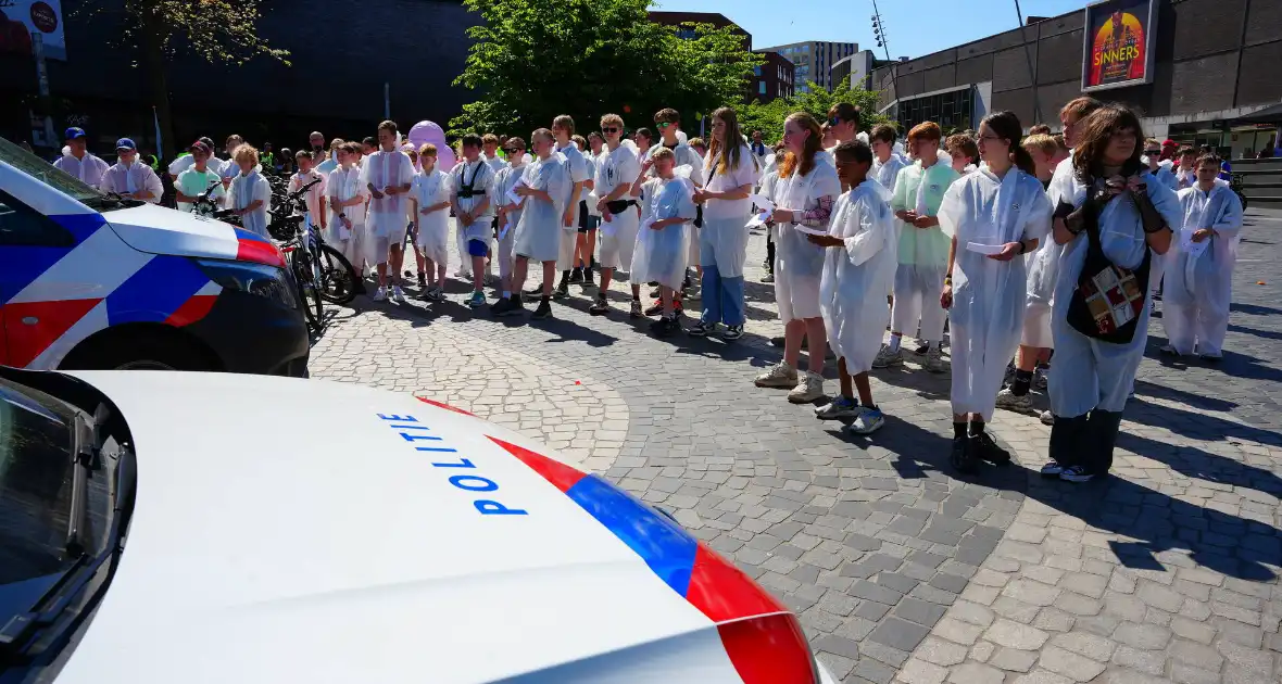 Tientallen jongeren op de vlucht voor politie - Foto 11